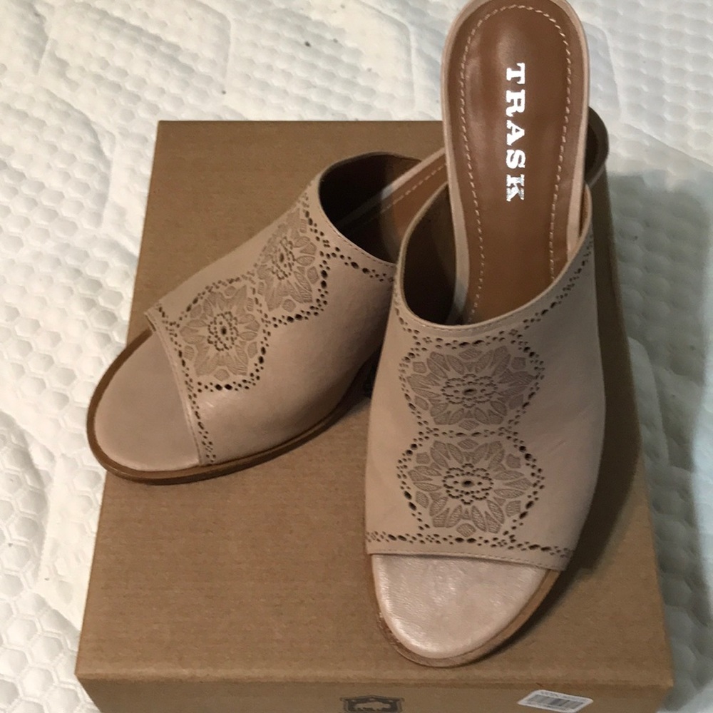 Trask Carlena beige sandals w/laser cut lace look